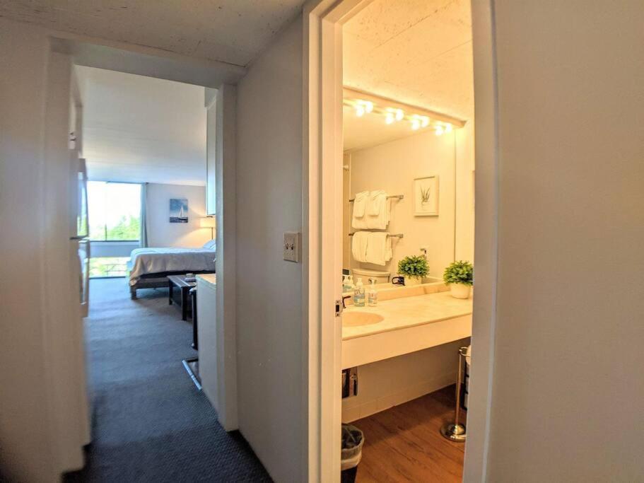 Cute Cedar Lodge Studio With Balcony & Lake Views! Laconia Buitenkant foto
